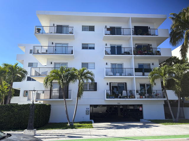 1900 Meridian Ave Condo photo 2