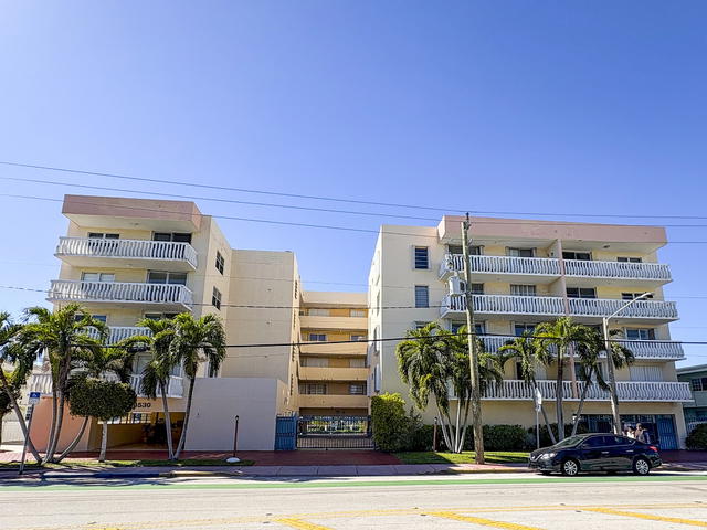 Colonnade Bay Condo photo 2