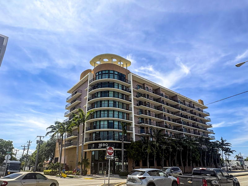 Coral Pointe Condo main photo
