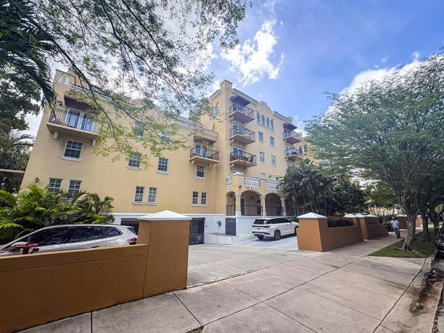 La Hacienda in the Gables  photo 3
