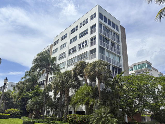 Ocean Drive Manors  photo 2