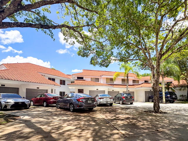 Parc Court  photo 2