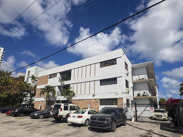 Tudor House Condo photo 2