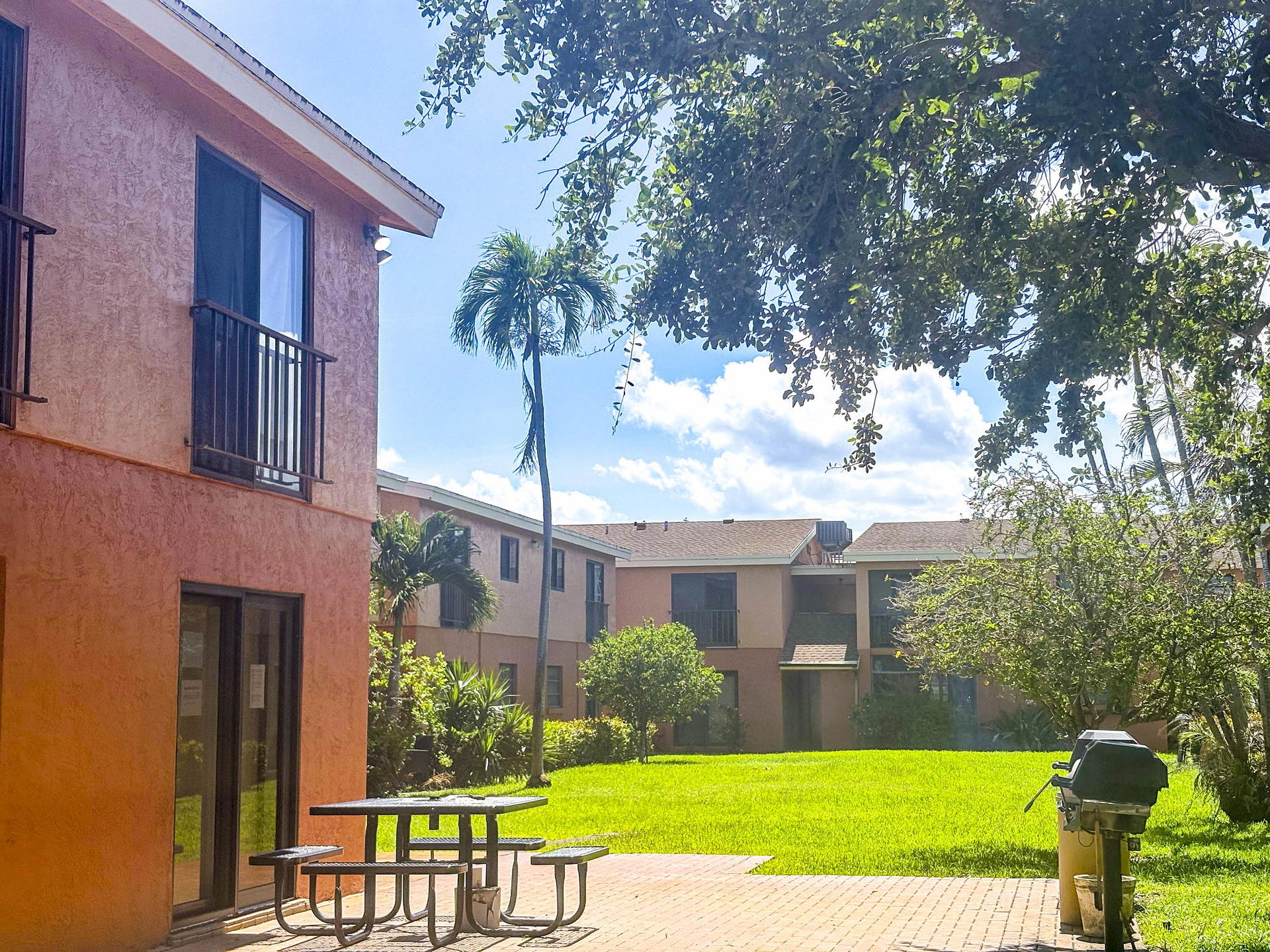 Villa Valencia Condo