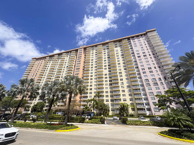 Winston Towers 200  photo 3